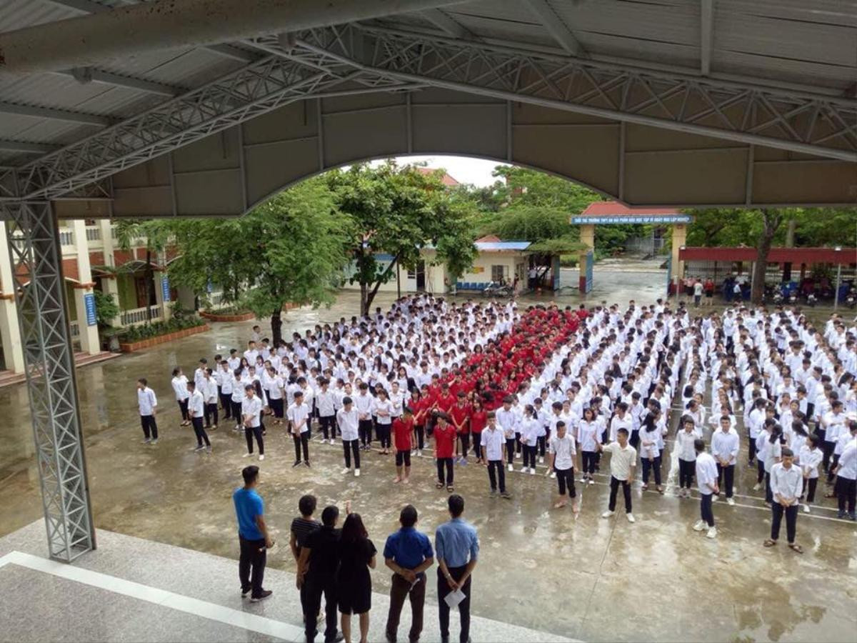 Có nơi đâu yêu bóng đá hơn thế: Gần 1000 học sinh và thầy cô đội mưa hô vang 'khẩu quyết Việt Nam vô địch' đầy tự hào Ảnh 1