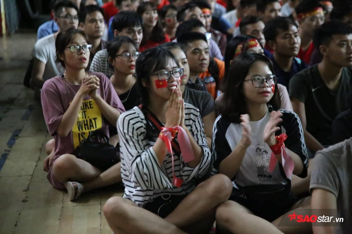 Choáng ngợp chưa từng thấy: ĐH Bách khoa Hà Nội biến thành sân vận động sức chứa hàng nghìn người phủ đầy màu cờ sắc áo Ảnh 10