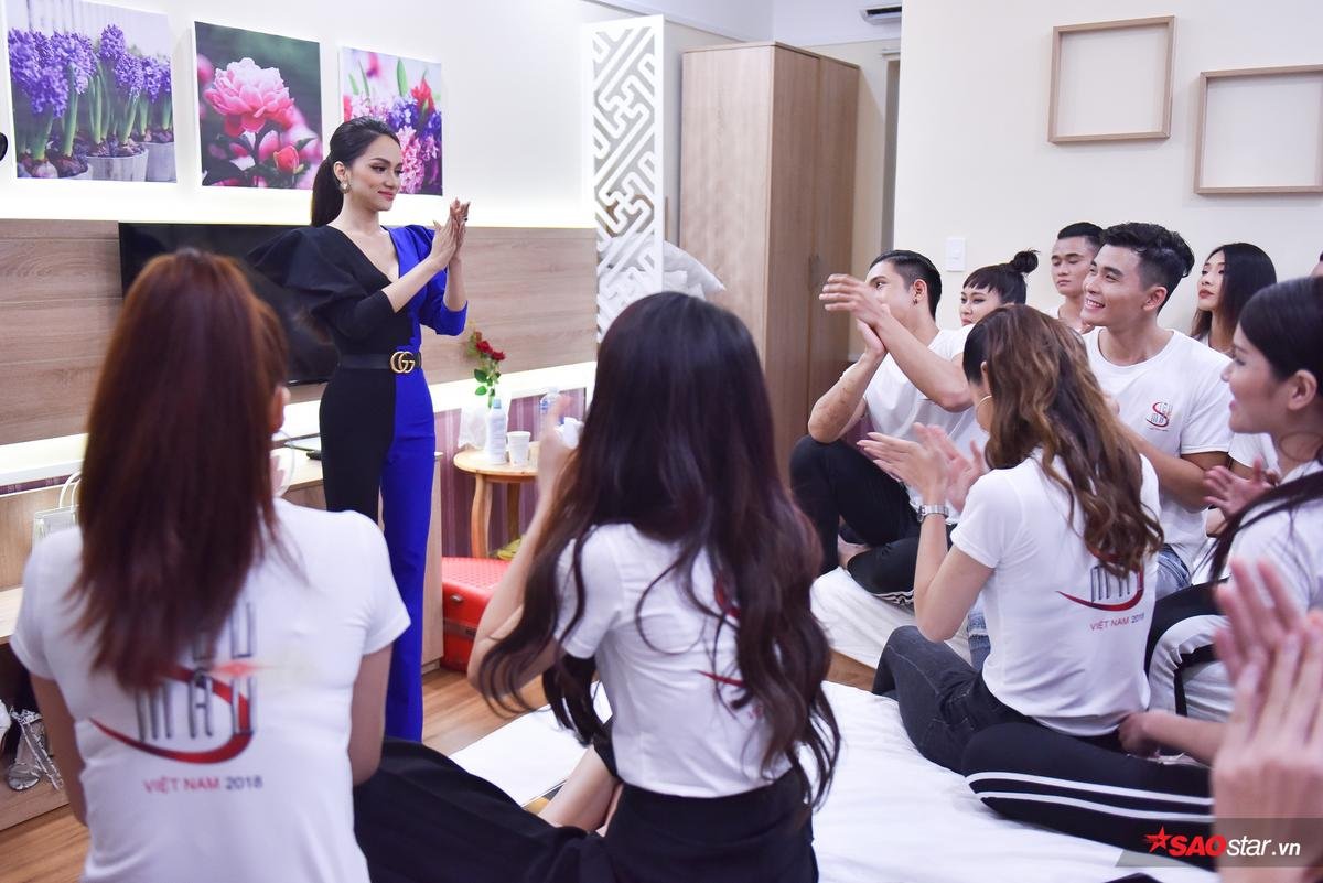 Tập 2 Siêu mẫu Việt Nam: Nhường Kỳ Duyên sàn tập, Hương Giang cắt suất Vedette - First Face của học trò trễ giờ Ảnh 1