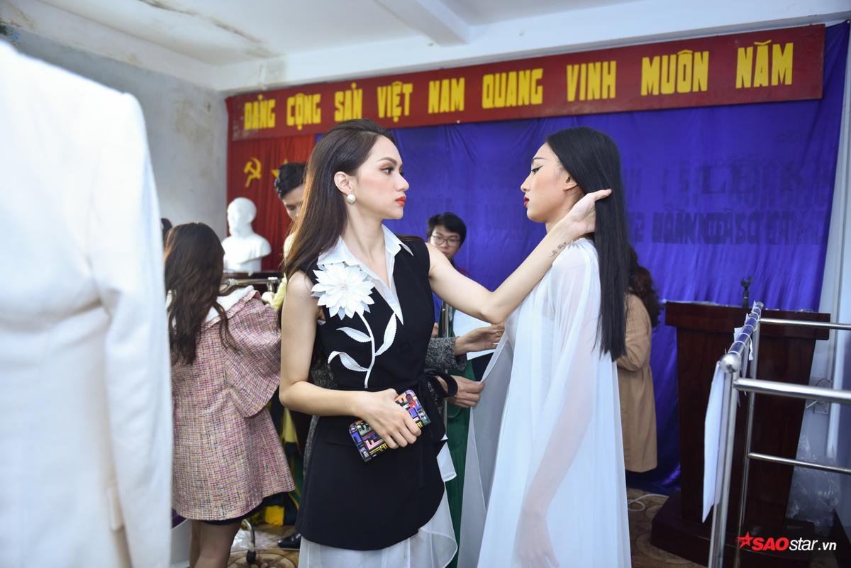 Cùng cất vương miện hoa hậu, Hương Giang - Kỳ Duyên tung chiêu gì trong tập 2 Siêu mẫu Việt Nam 2018? Ảnh 6