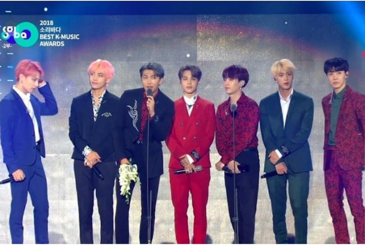 ARMY Hàn phẫn nộ vì Hòa Minzy… mượn thẻ staff, 'đột nhập' hậu trường Soribada Award gặp BTS Ảnh 1