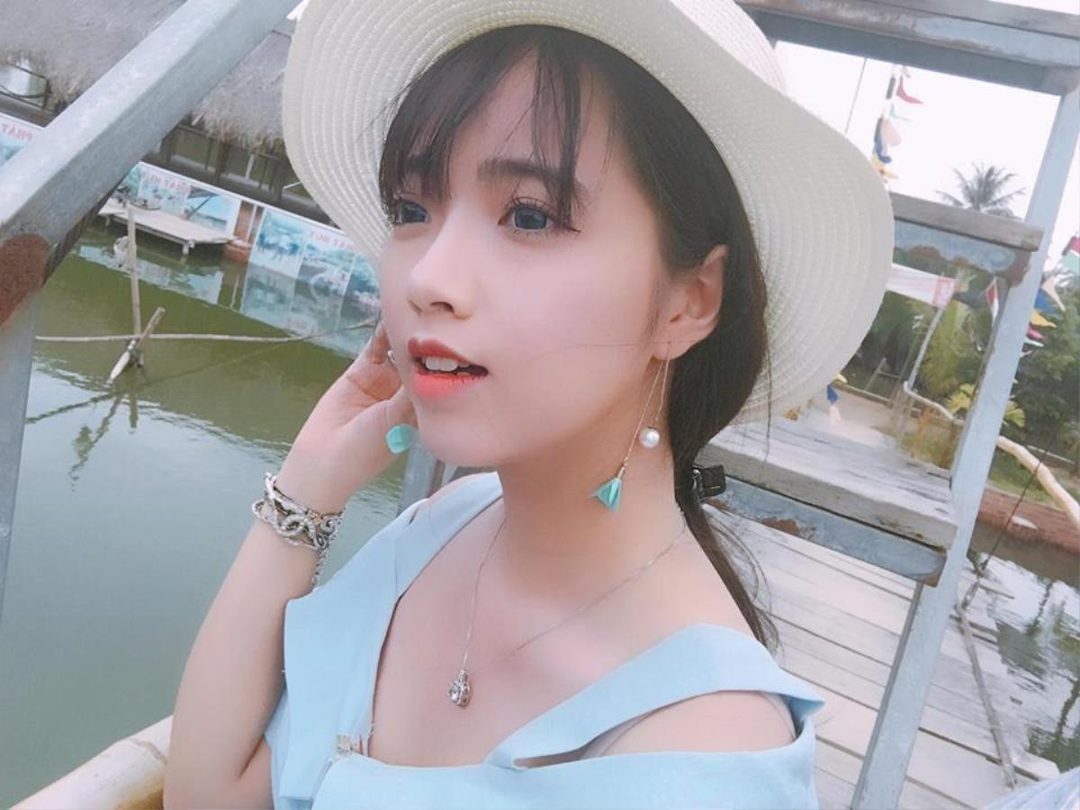 Gặp nữ streamer xinh đẹp tựa 'nàng thơ' gây sốt với tấm hình áo dài trắng tinh khôi Ảnh 11