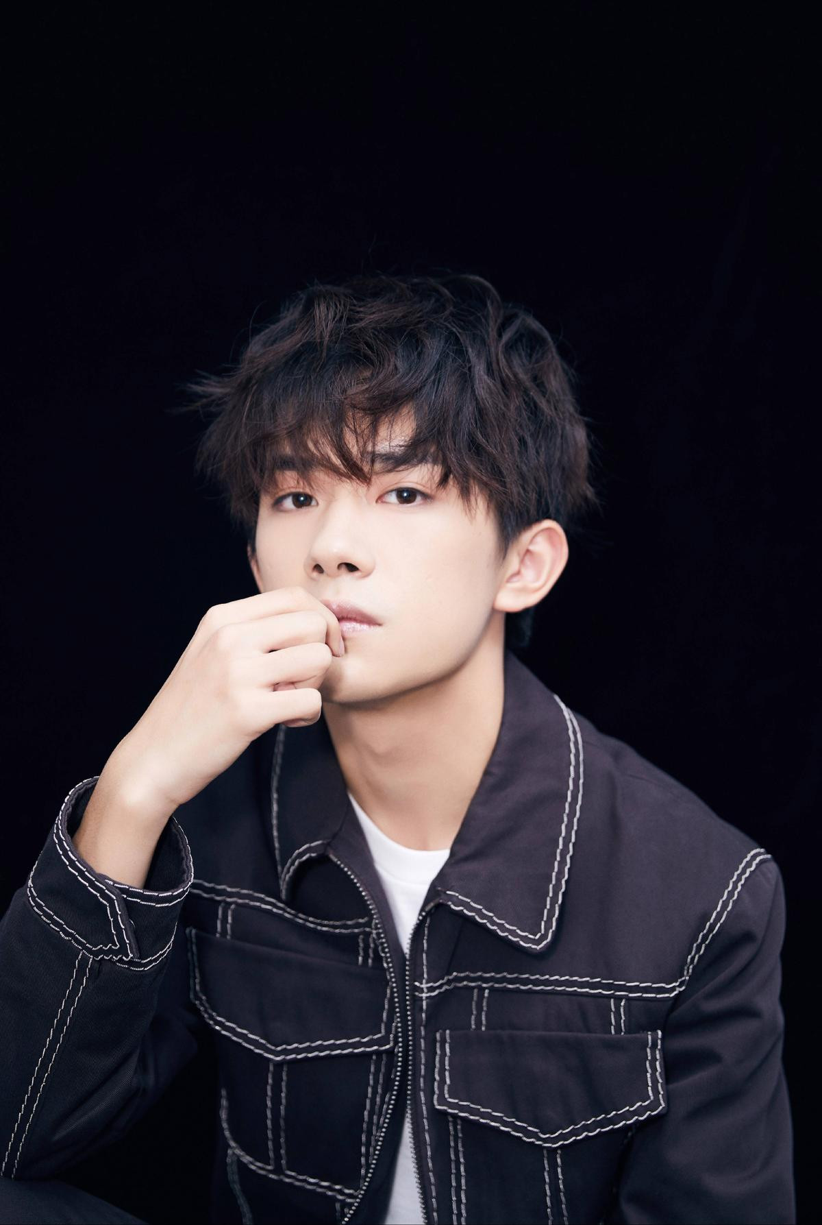 Dịch Dương Thiên Tỉ (TFBOYS) gây tranh cãi vì nghỉ học, cùng Super Junior và IKON tham dự bế mạc ASIAD 2018 Ảnh 1