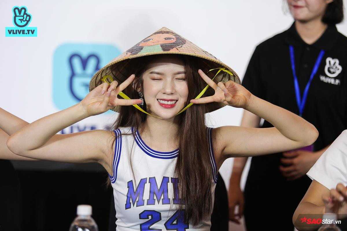 Fansign Momoland tại Việt Nam: Thương lắm Ahin chấn thương mắt vẫn cố gặp fan Việt bằng được Ảnh 2