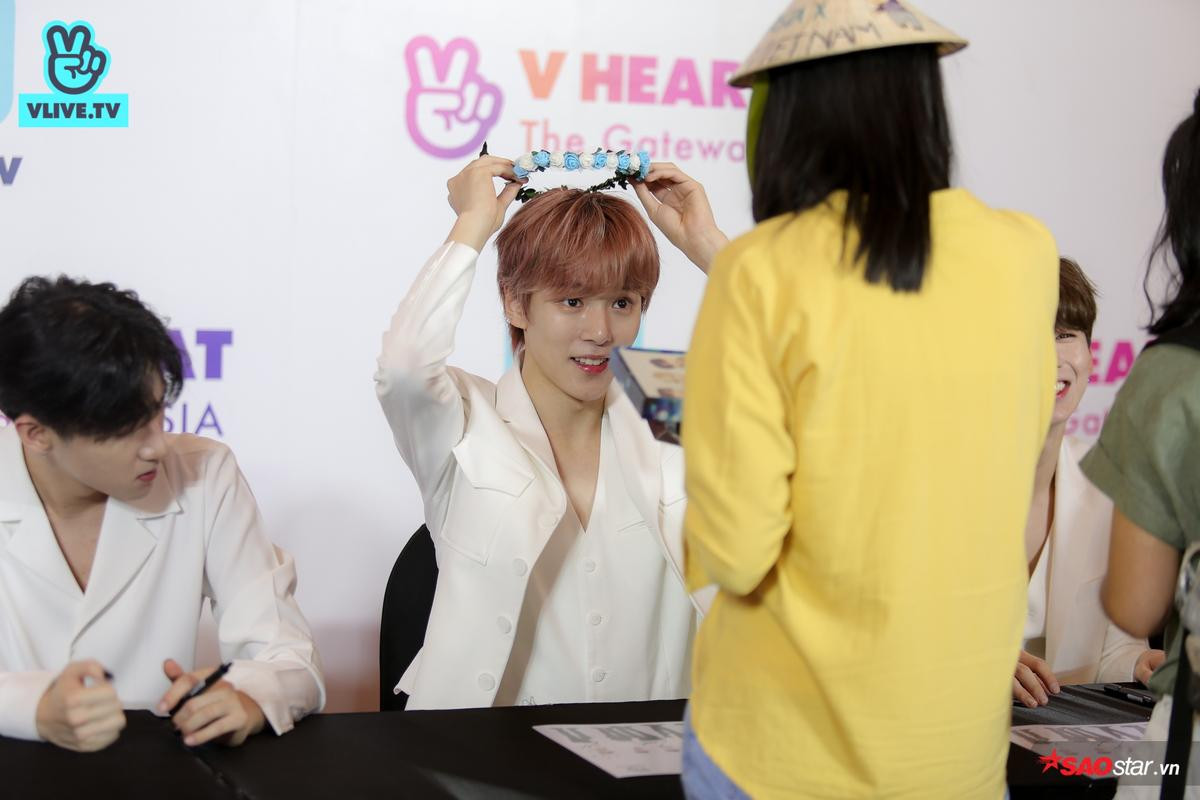 Fansign 'nóng rực' của Monstar X: Wonho vô tư cởi áo 'đốt mắt' fan với body 'chuẩn không cần chỉnh' Ảnh 3