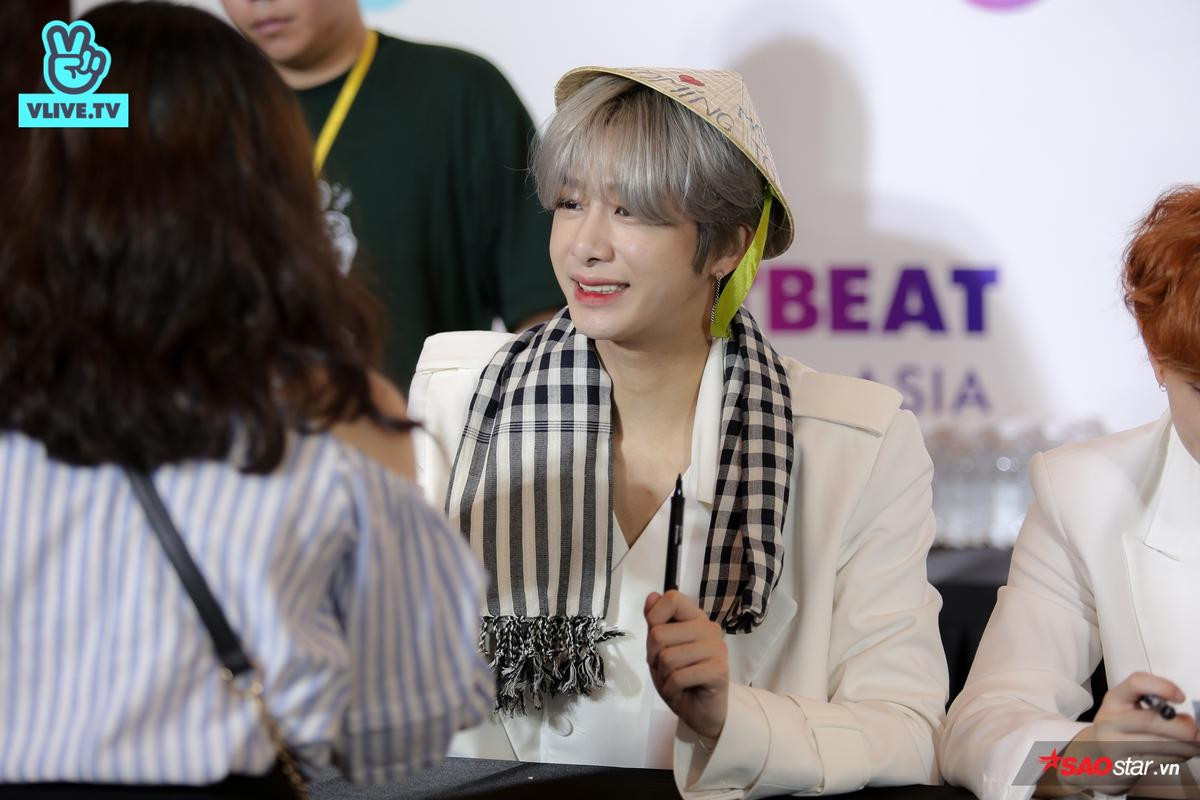 Fansign 'nóng rực' của Monstar X: Wonho vô tư cởi áo 'đốt mắt' fan với body 'chuẩn không cần chỉnh' Ảnh 4