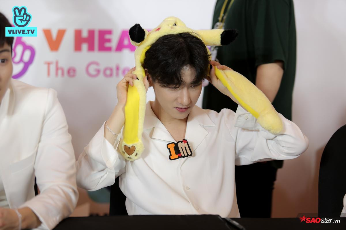 Fansign 'nóng rực' của Monstar X: Wonho vô tư cởi áo 'đốt mắt' fan với body 'chuẩn không cần chỉnh' Ảnh 5