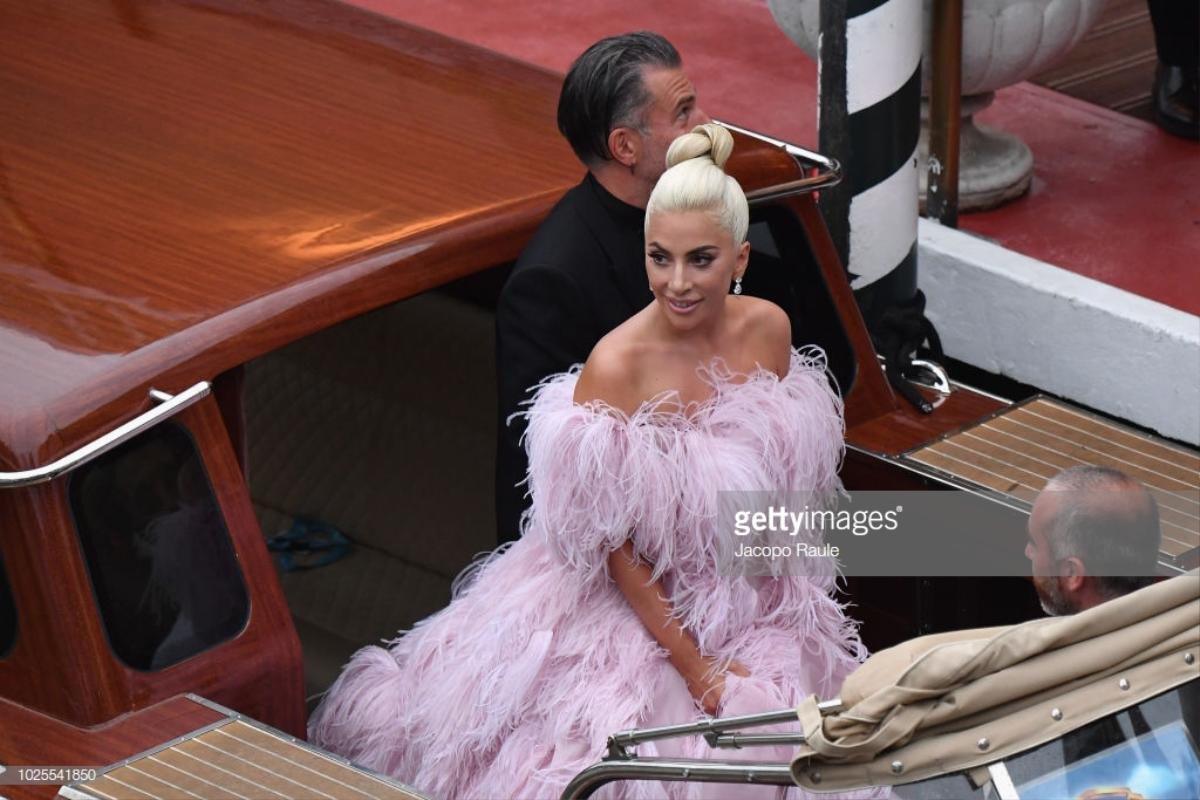 Lady Gaga và Bradley Cooper tình tứ chiếm spotlight, đại náo thảm đỏ LHP Venice 2018 ngày 3 Ảnh 1