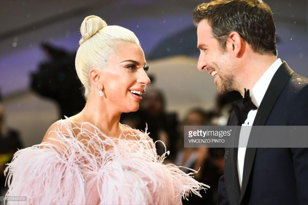 Lady Gaga và Bradley Cooper tình tứ chiếm spotlight, đại náo thảm đỏ LHP Venice 2018 ngày 3 Ảnh 7