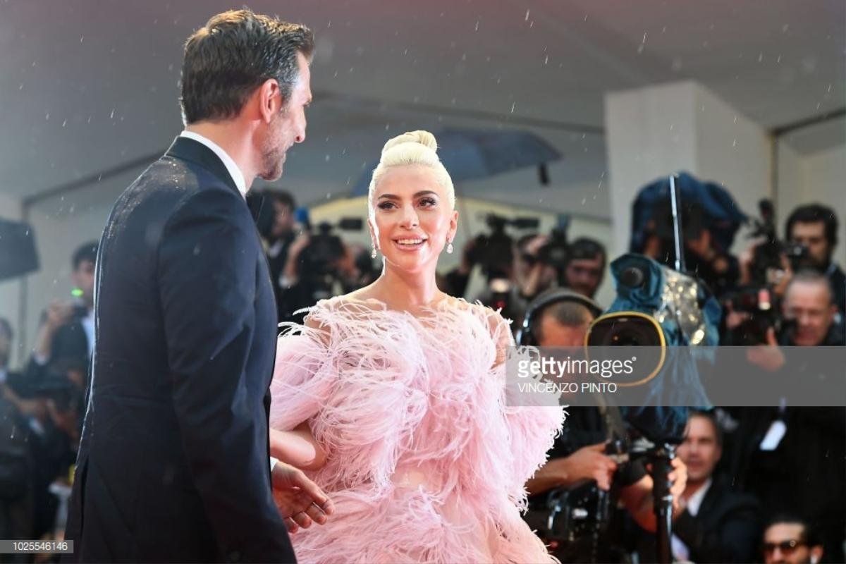 Lady Gaga và Bradley Cooper tình tứ chiếm spotlight, đại náo thảm đỏ LHP Venice 2018 ngày 3 Ảnh 10