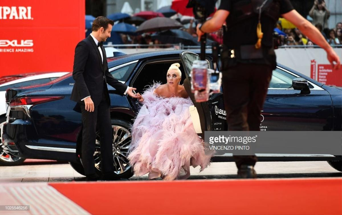 Lady Gaga và Bradley Cooper tình tứ chiếm spotlight, đại náo thảm đỏ LHP Venice 2018 ngày 3 Ảnh 11