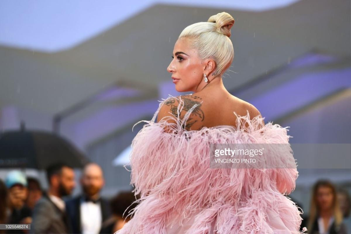 Lady Gaga và Bradley Cooper tình tứ chiếm spotlight, đại náo thảm đỏ LHP Venice 2018 ngày 3 Ảnh 13