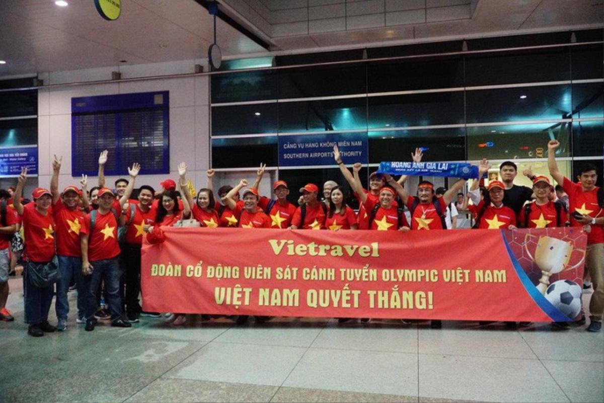 Hơn 300 CĐV bay sớm sang Indonesia 'tiếp lửa' cho Olympic Việt Nam tranh HCĐ Ảnh 8