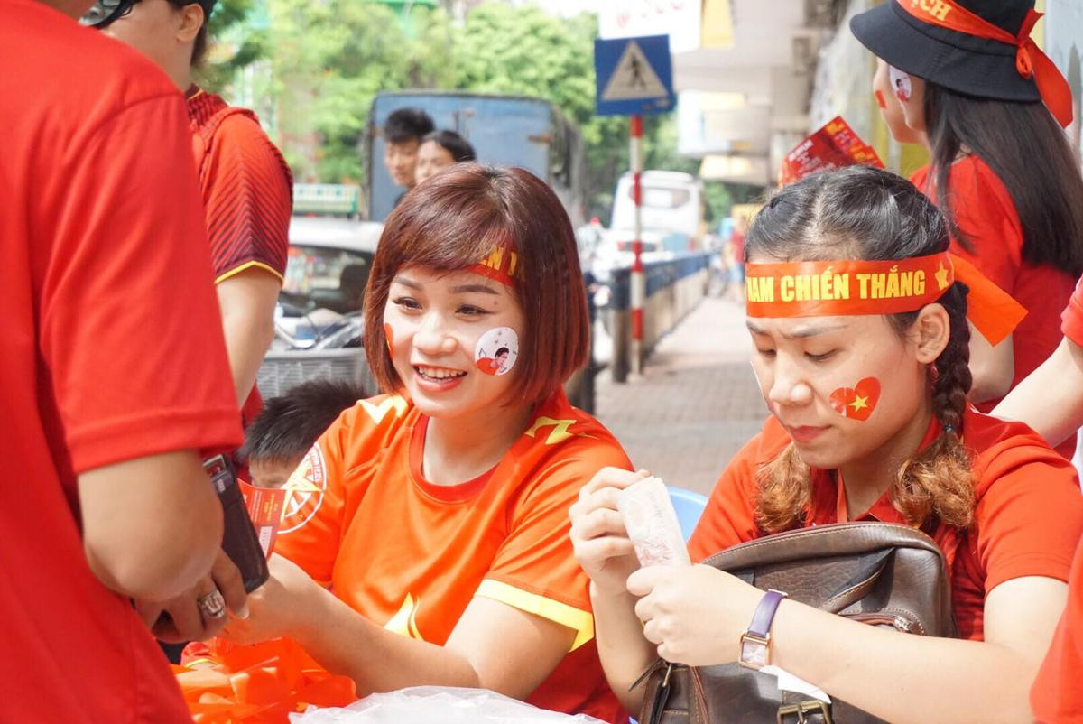 Hàng nghìn CĐV lặng người, bật khóc trong mưa vì bàn thua đáng tiếc của Olympic Việt Nam Ảnh 1