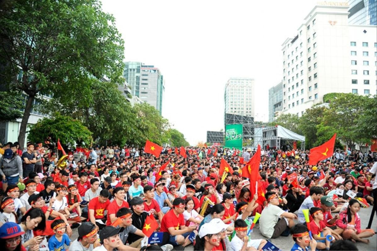 Hàng nghìn CĐV lặng người, bật khóc trong mưa vì bàn thua đáng tiếc của Olympic Việt Nam Ảnh 28