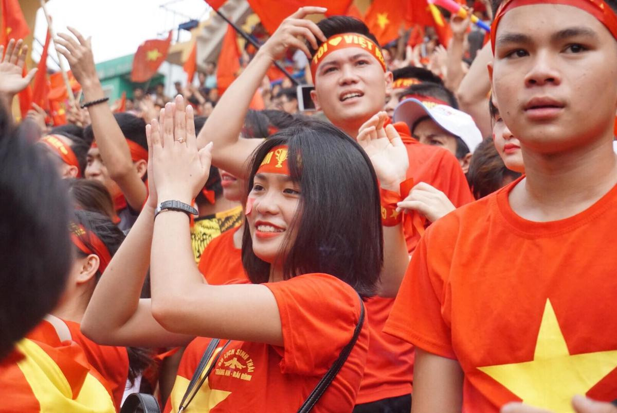 Hàng nghìn CĐV lặng người, bật khóc trong mưa vì bàn thua đáng tiếc của Olympic Việt Nam Ảnh 9