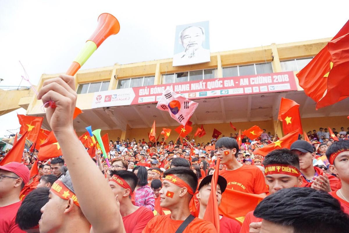 Hàng nghìn CĐV lặng người, bật khóc trong mưa vì bàn thua đáng tiếc của Olympic Việt Nam Ảnh 6