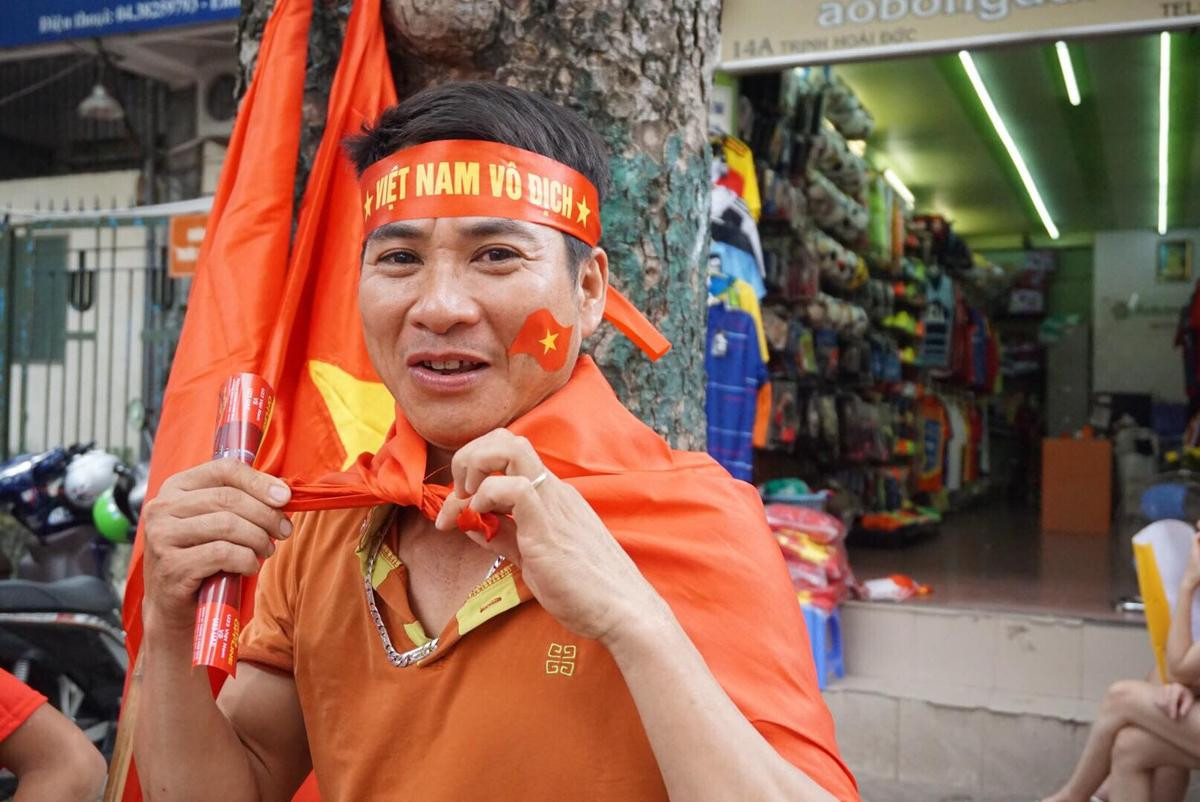 Hàng nghìn CĐV lặng người, bật khóc trong mưa vì bàn thua đáng tiếc của Olympic Việt Nam Ảnh 3