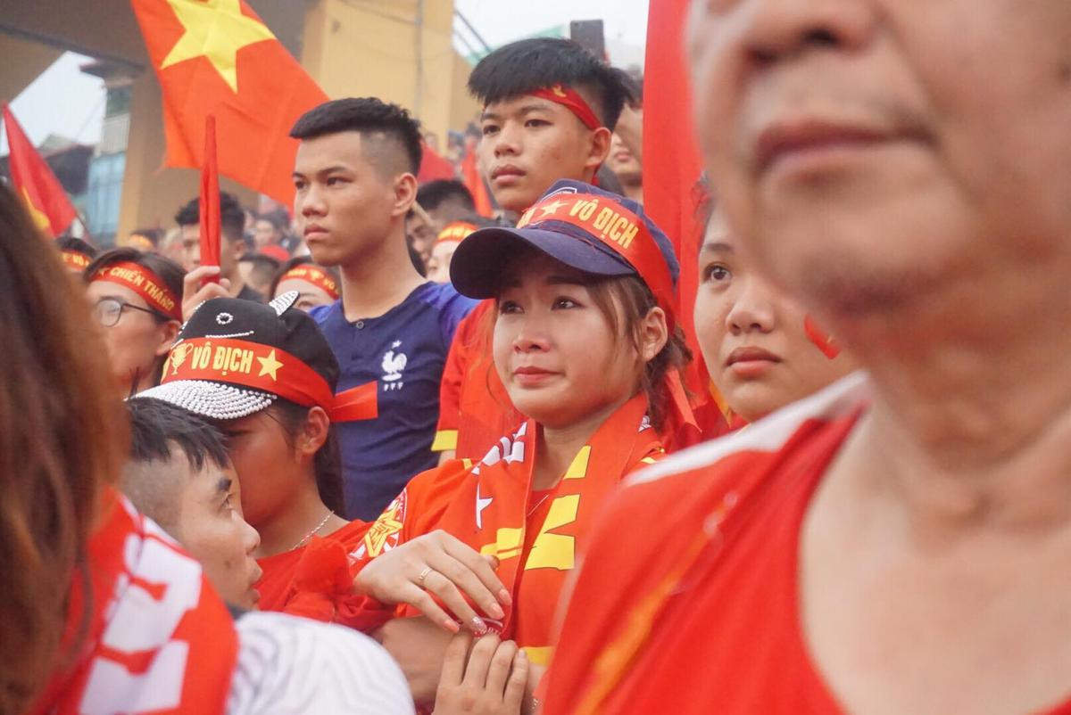 Hàng nghìn CĐV lặng người, bật khóc trong mưa vì bàn thua đáng tiếc của Olympic Việt Nam Ảnh 27