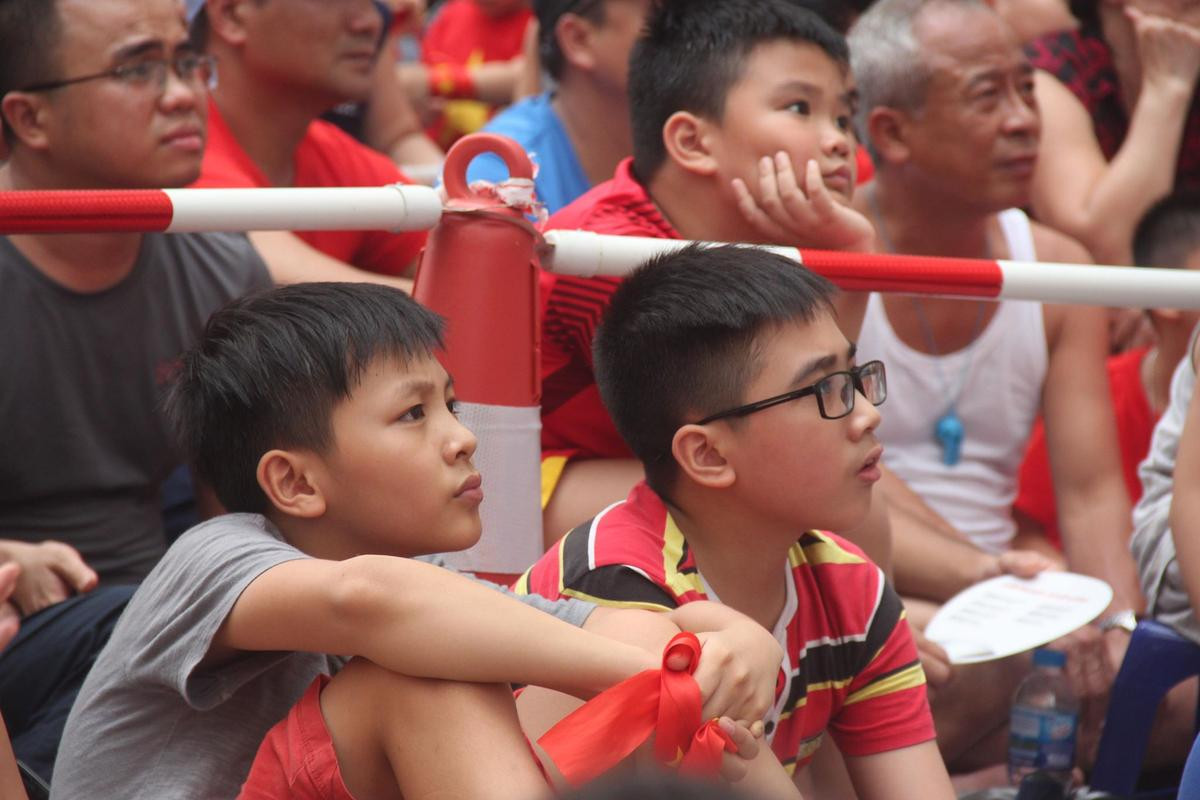 Hàng nghìn CĐV lặng người, bật khóc trong mưa vì bàn thua đáng tiếc của Olympic Việt Nam Ảnh 20