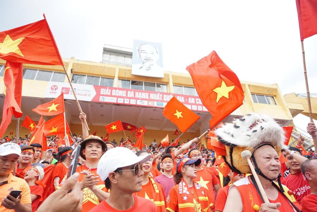 Hàng nghìn CĐV lặng người, bật khóc trong mưa vì bàn thua đáng tiếc của Olympic Việt Nam Ảnh 7