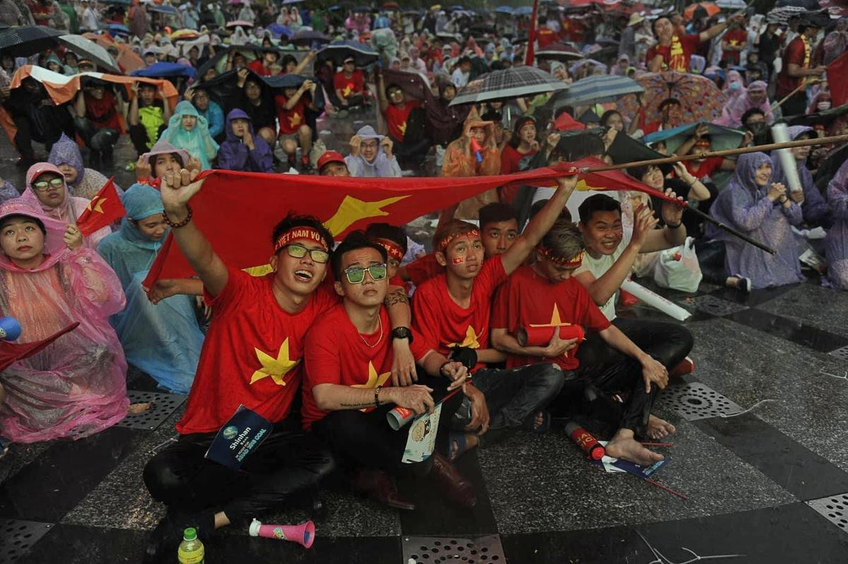 Hàng nghìn CĐV lặng người, bật khóc trong mưa vì bàn thua đáng tiếc của Olympic Việt Nam Ảnh 38