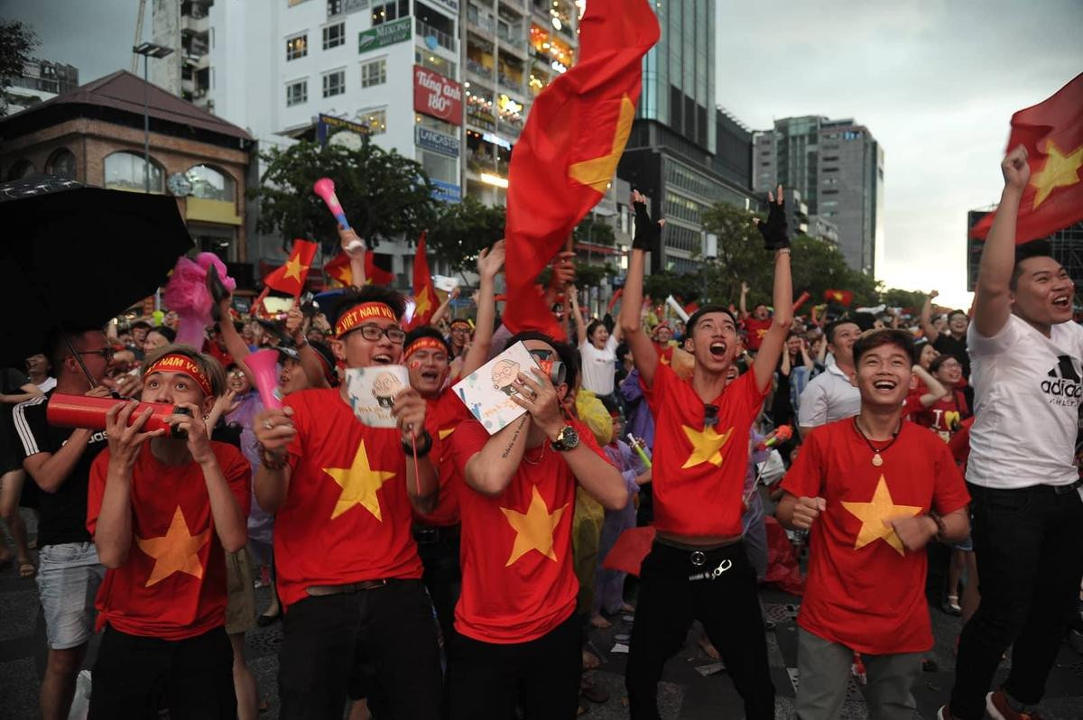 Hàng nghìn CĐV lặng người, bật khóc trong mưa vì bàn thua đáng tiếc của Olympic Việt Nam Ảnh 35