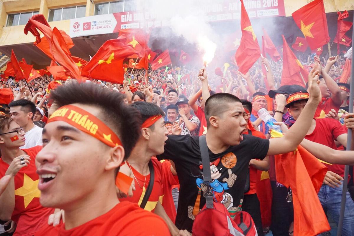 Hàng nghìn CĐV lặng người, bật khóc trong mưa vì bàn thua đáng tiếc của Olympic Việt Nam Ảnh 16