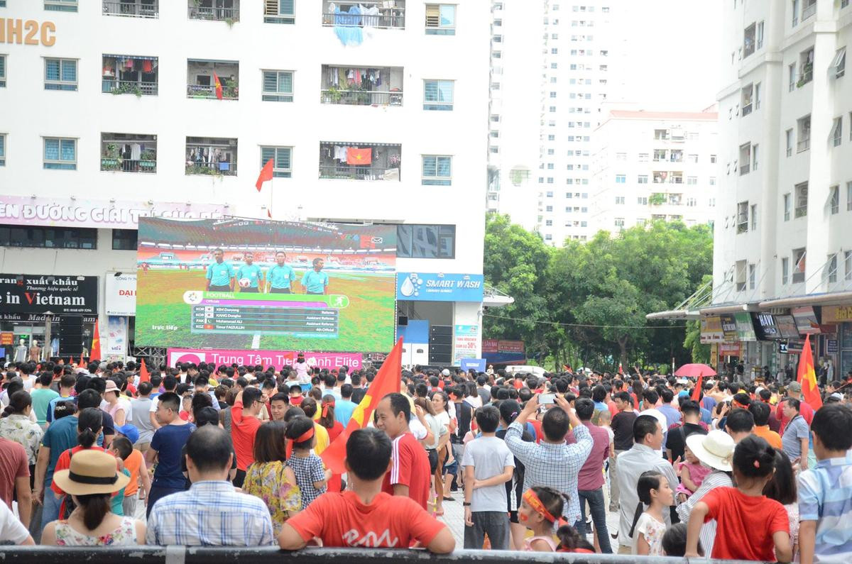 Hàng nghìn CĐV lặng người, bật khóc trong mưa vì bàn thua đáng tiếc của Olympic Việt Nam Ảnh 10