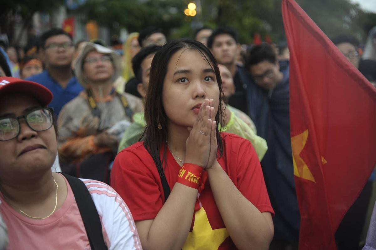 Hàng nghìn CĐV lặng người, bật khóc trong mưa vì bàn thua đáng tiếc của Olympic Việt Nam Ảnh 47