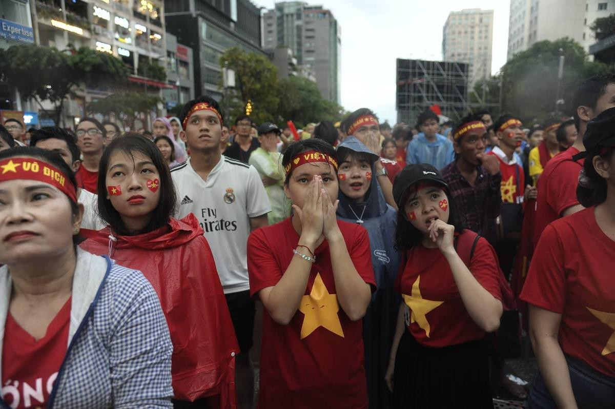 Hàng nghìn CĐV lặng người, bật khóc trong mưa vì bàn thua đáng tiếc của Olympic Việt Nam Ảnh 44