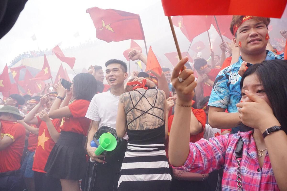 Hàng nghìn CĐV lặng người, bật khóc trong mưa vì bàn thua đáng tiếc của Olympic Việt Nam Ảnh 17