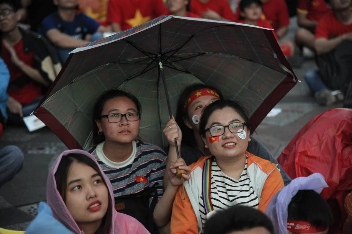 Hàng nghìn CĐV lặng người, bật khóc trong mưa vì bàn thua đáng tiếc của Olympic Việt Nam Ảnh 37