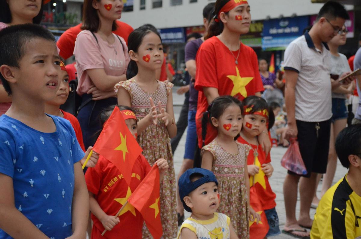 Hàng nghìn CĐV lặng người, bật khóc trong mưa vì bàn thua đáng tiếc của Olympic Việt Nam Ảnh 11