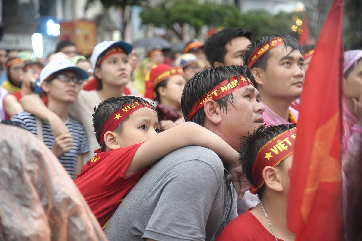 Hàng nghìn CĐV lặng người, bật khóc trong mưa vì bàn thua đáng tiếc của Olympic Việt Nam Ảnh 42