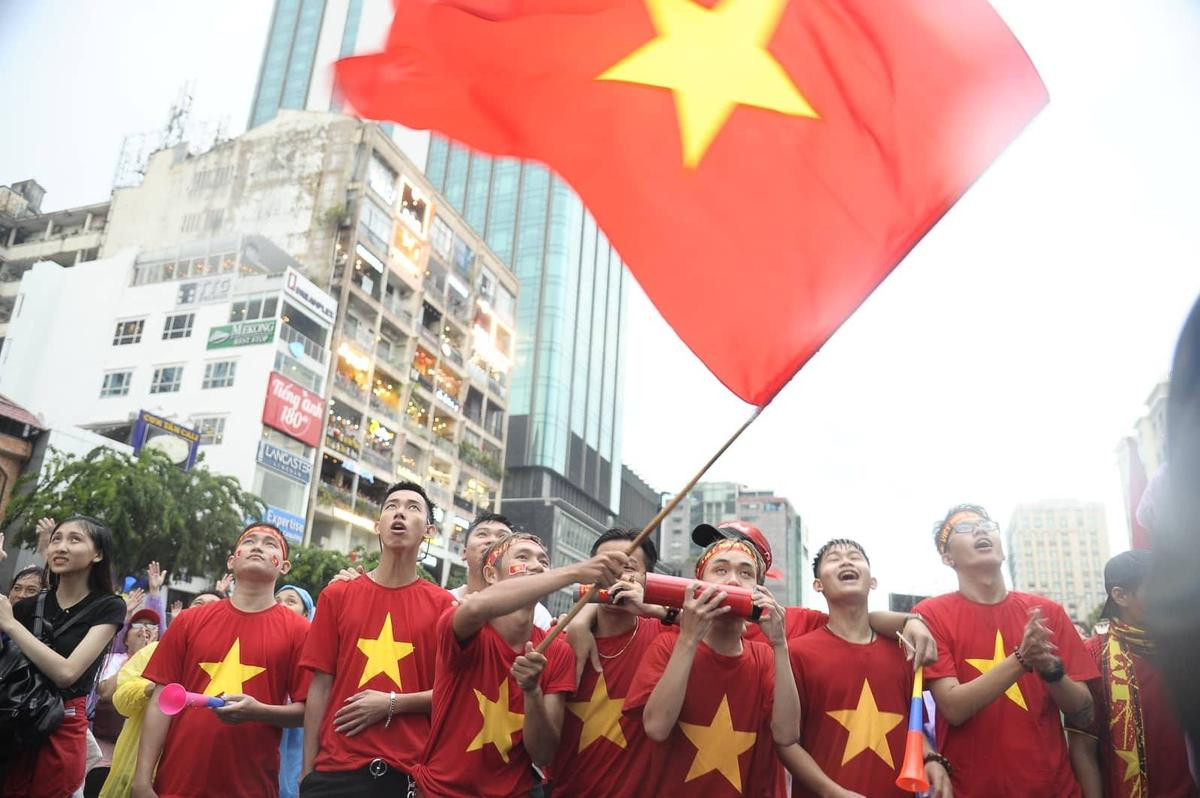 Hàng nghìn CĐV lặng người, bật khóc trong mưa vì bàn thua đáng tiếc của Olympic Việt Nam Ảnh 46