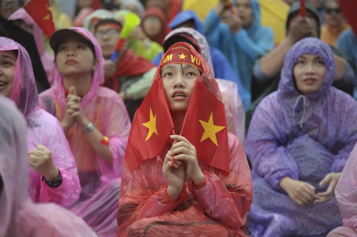 Hàng nghìn CĐV lặng người, bật khóc trong mưa vì bàn thua đáng tiếc của Olympic Việt Nam Ảnh 45