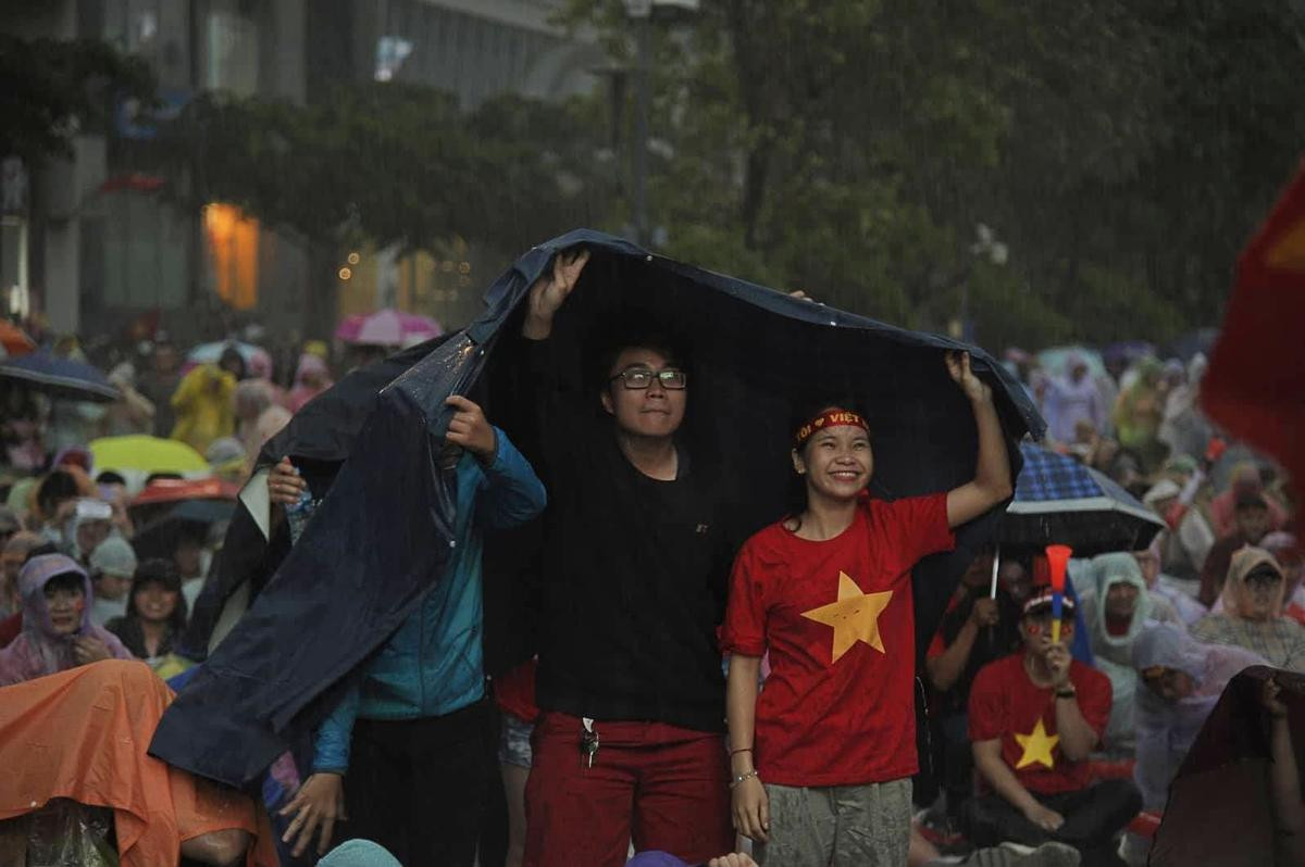 Hàng nghìn CĐV lặng người, bật khóc trong mưa vì bàn thua đáng tiếc của Olympic Việt Nam Ảnh 39