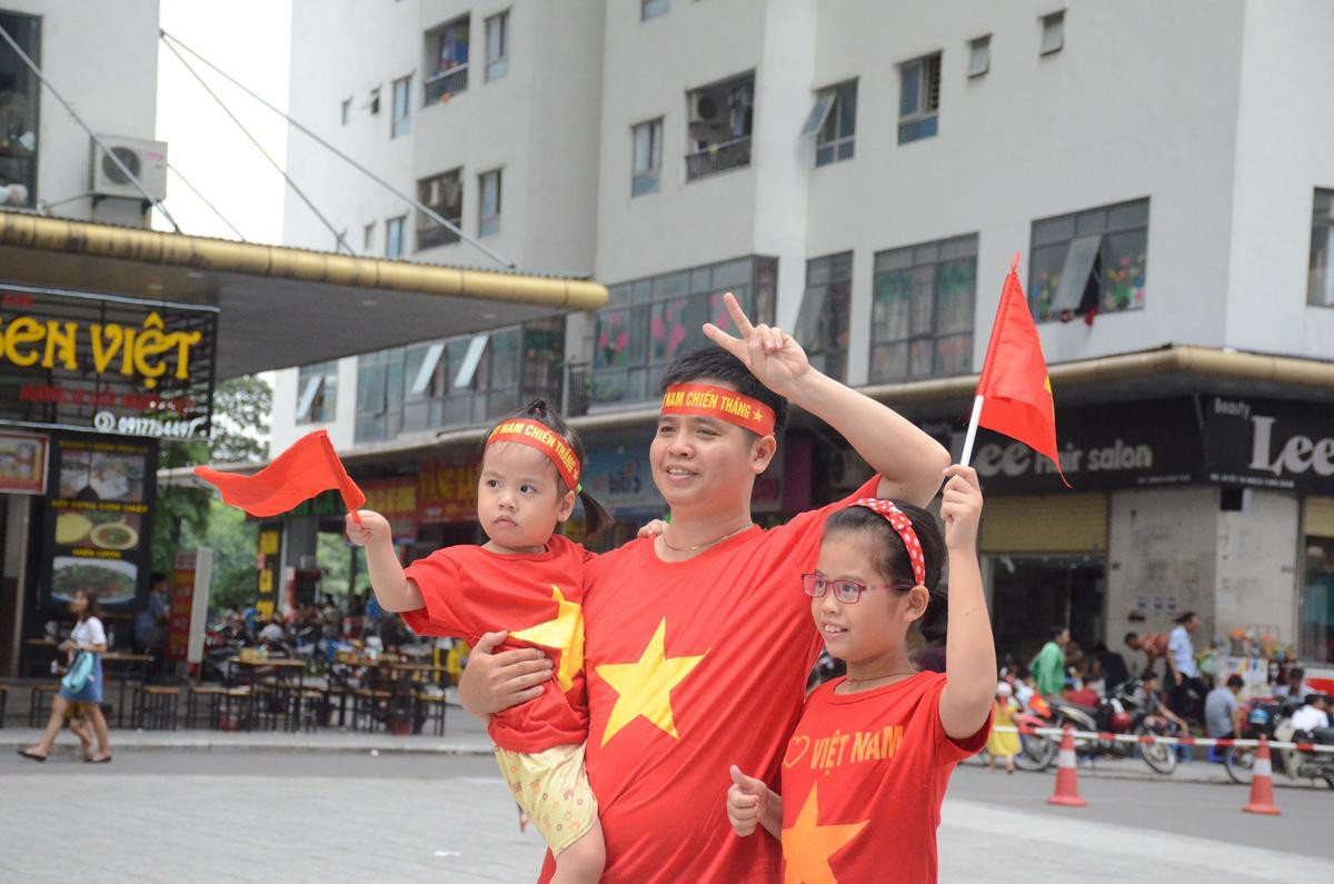 Hàng nghìn CĐV lặng người, bật khóc trong mưa vì bàn thua đáng tiếc của Olympic Việt Nam Ảnh 12