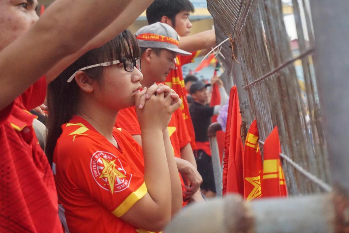 Hàng nghìn CĐV lặng người, bật khóc trong mưa vì bàn thua đáng tiếc của Olympic Việt Nam Ảnh 25