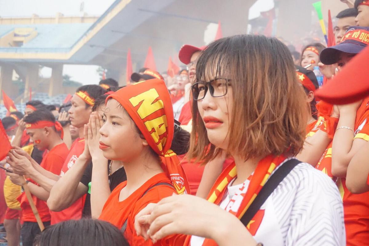 Hàng nghìn CĐV lặng người, bật khóc trong mưa vì bàn thua đáng tiếc của Olympic Việt Nam Ảnh 24