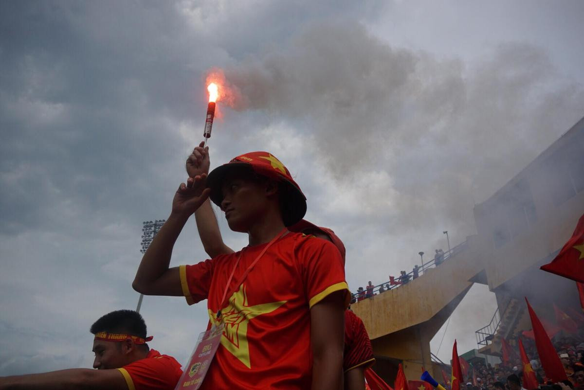 Hàng nghìn CĐV lặng người, bật khóc trong mưa vì bàn thua đáng tiếc của Olympic Việt Nam Ảnh 8