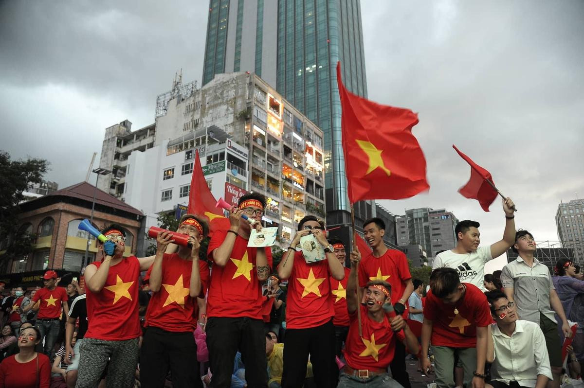 Hàng nghìn CĐV lặng người, bật khóc trong mưa vì bàn thua đáng tiếc của Olympic Việt Nam Ảnh 34