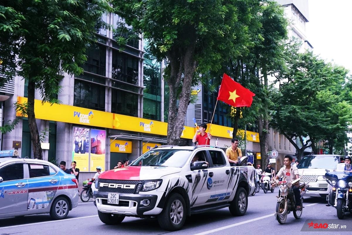 Không sao cả! Hàng nghìn CĐV vẫn xuống đường đi bão, cổ vũ cho tinh thần chiến đấu hết mình của Olympic Việt Nam Ảnh 3