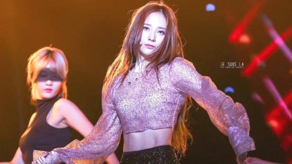 Không khoe thì thôi, chứ Jisoo (Blackpink) đã để lộ cơ bụng thì fan chỉ có nước 'rớt hàm' Ảnh 5