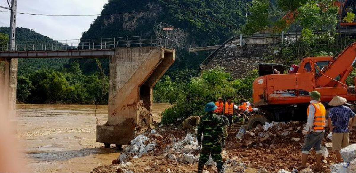 Thủy điện xả lũ liên tục, cầu Chôm Lôm bị cuốn đứt gãy 1 mố cầu Ảnh 2