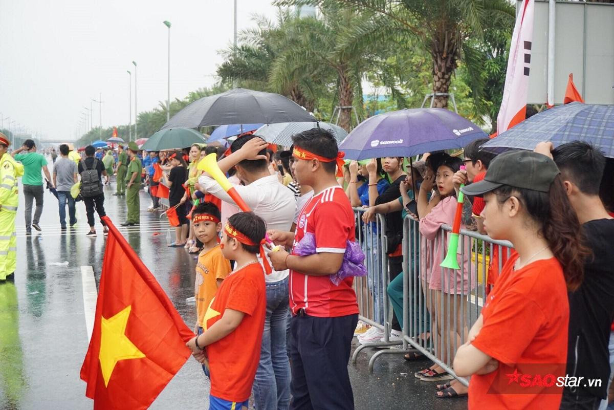 Người dân Hà Nội đội mưa, lái máy cày đến đón đội tuyển Olympic Việt Nam trở về Ảnh 1