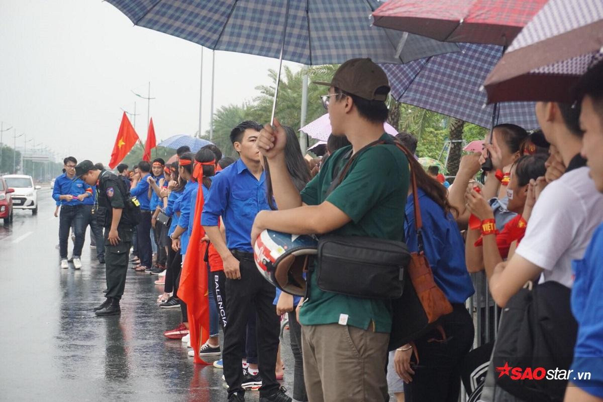 Người dân Hà Nội đội mưa, lái máy cày đến đón đội tuyển Olympic Việt Nam trở về Ảnh 2