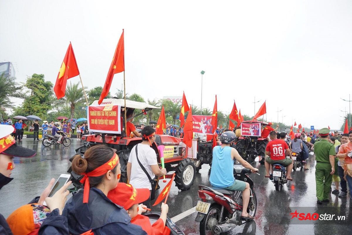 Người dân Hà Nội đội mưa, lái máy cày đến đón đội tuyển Olympic Việt Nam trở về Ảnh 3