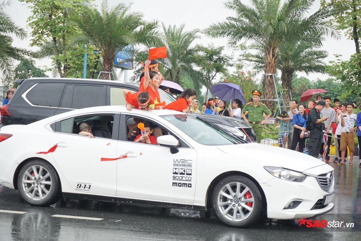 Người dân Hà Nội đội mưa, lái máy cày đến đón đội tuyển Olympic Việt Nam trở về Ảnh 4